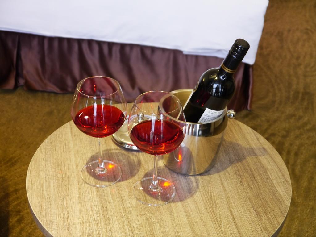 Look Royal Resort Цзяї Екстер'єр фото A bottle of wine in a wine bucket